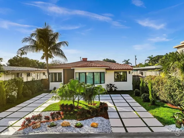 3-bedroom home for sale in Surfside - 9448 Abbott Ave - MondialRealty