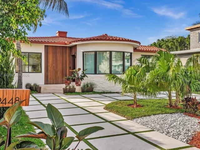 3-bedroom home for sale in Surfside - 9448 Abbott Ave - MondialRealty