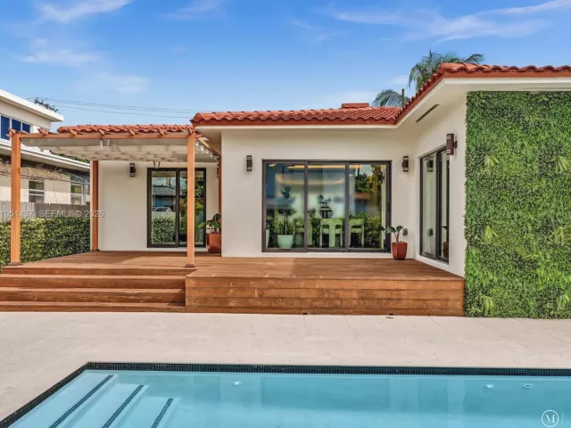 3-bedroom home for sale in Surfside - 9448 Abbott Ave - MondialRealty