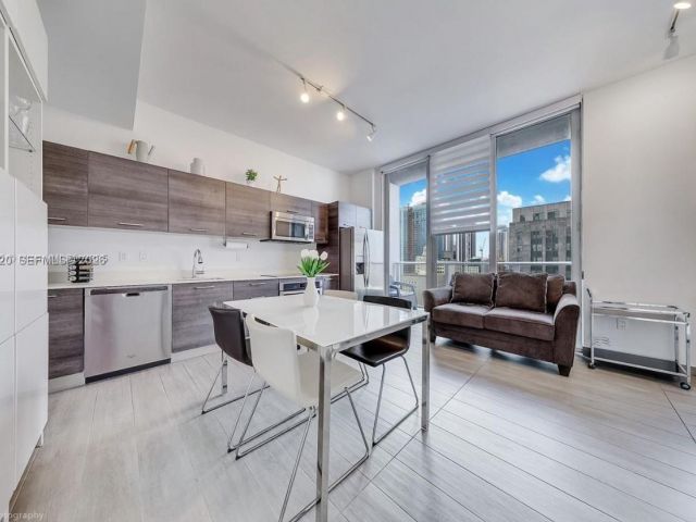 1-bedroom condo for rent in Miami - 151 SE 1st St 1706 - MondialRealty