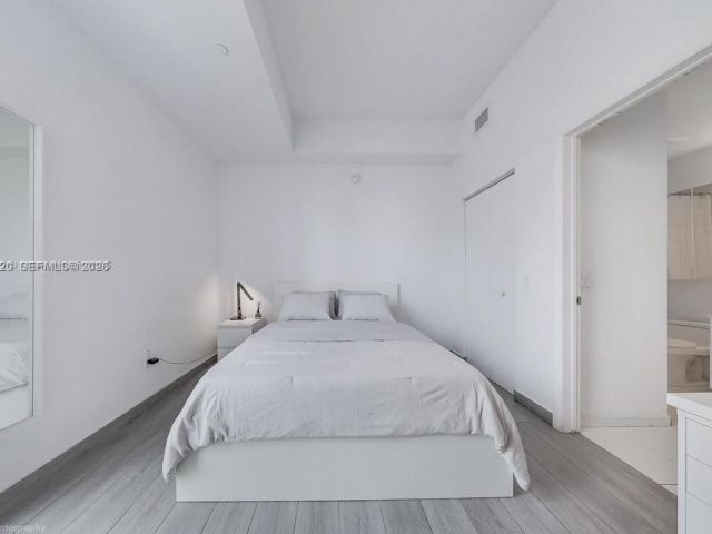 1-bedroom condo for rent in Miami - 151 SE 1st St 1706 - MondialRealty