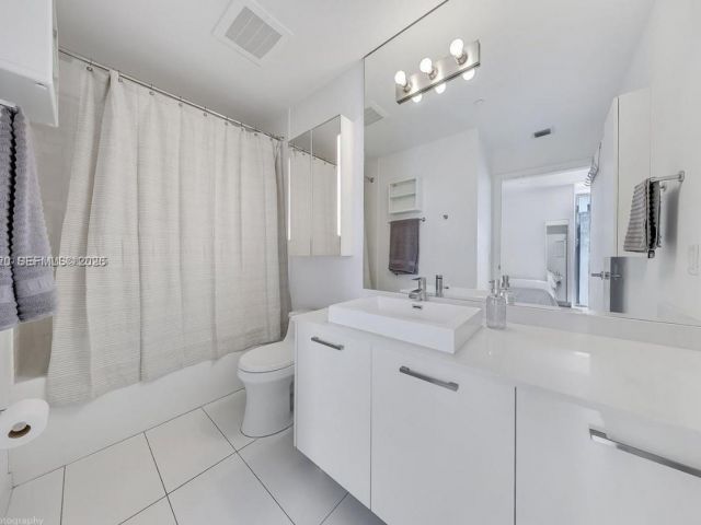 1-bedroom condo for rent in Miami - 151 SE 1st St 1706 - MondialRealty