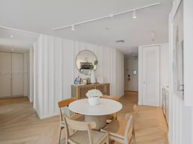 2-bedroom condo for sale in Miami Beach - 2201 Collins Ave 1511 - MondialRealty