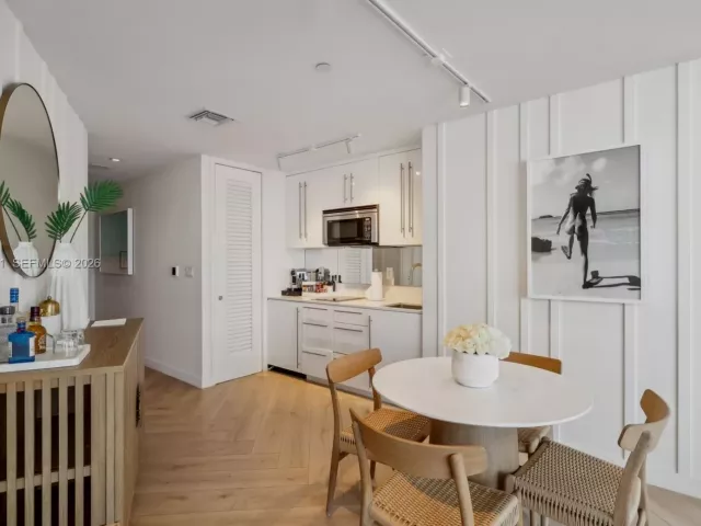 2-bedroom condo for sale in Miami Beach - 2201 Collins Ave 1511 - MondialRealty