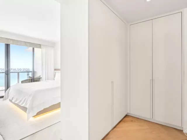 2-bedroom condo for sale in Miami Beach - 2201 Collins Ave 1511 - MondialRealty