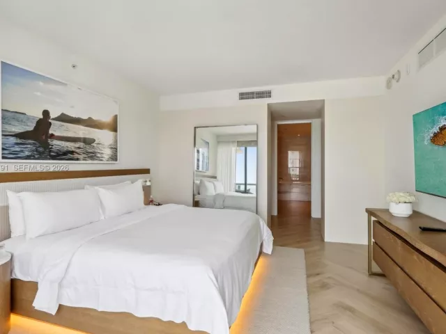 2-bedroom condo for sale in Miami Beach - 2201 Collins Ave 1511 - MondialRealty