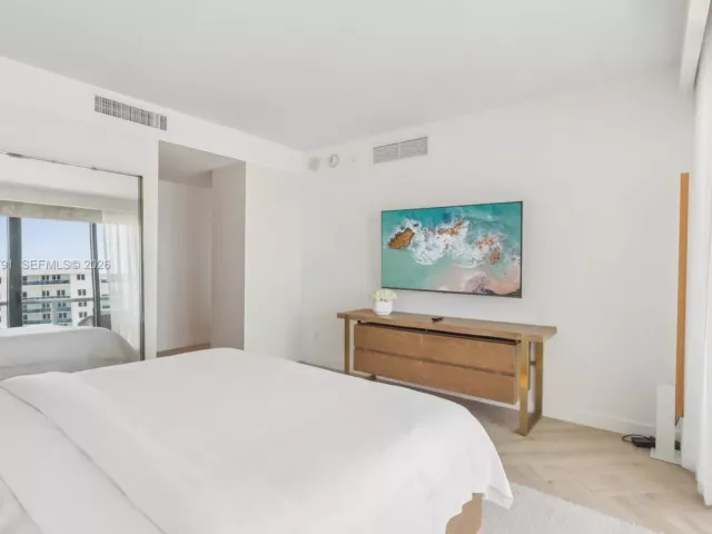 2-bedroom condo for sale in Miami Beach - 2201 Collins Ave 1511 - MondialRealty