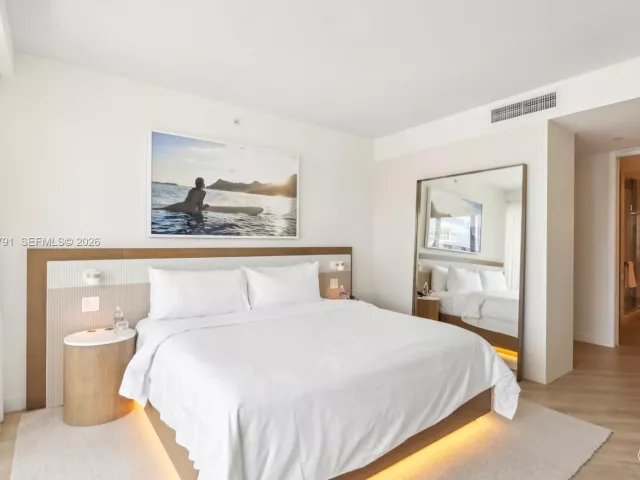 2-bedroom condo for sale in Miami Beach - 2201 Collins Ave 1511 - MondialRealty