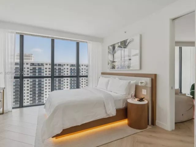 2-bedroom condo for sale in Miami Beach - 2201 Collins Ave 1511 - MondialRealty