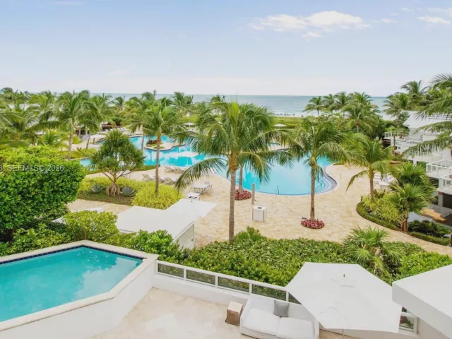 4-bedroom home for rent in Miami Beach - 50 S Pointe Dr TWN2 - MondialRealty