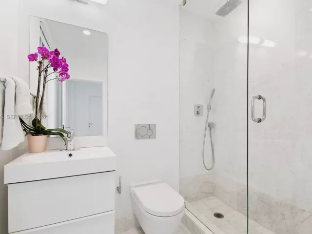 4-bedroom home for rent in Miami Beach - 50 S Pointe Dr TWN2 - MondialRealty