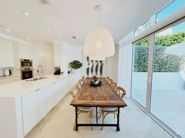 4-bedroom home for rent in Miami Beach - 50 S Pointe Dr TWN2 - MondialRealty