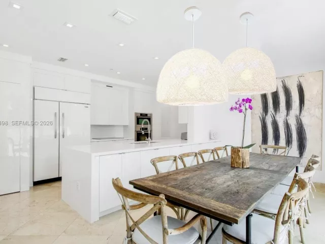 4-bedroom home for rent in Miami Beach - 50 S Pointe Dr TWN2 - MondialRealty