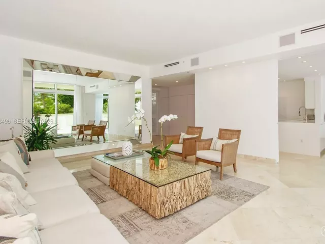 4-bedroom home for rent in Miami Beach - 50 S Pointe Dr TWN2 - MondialRealty
