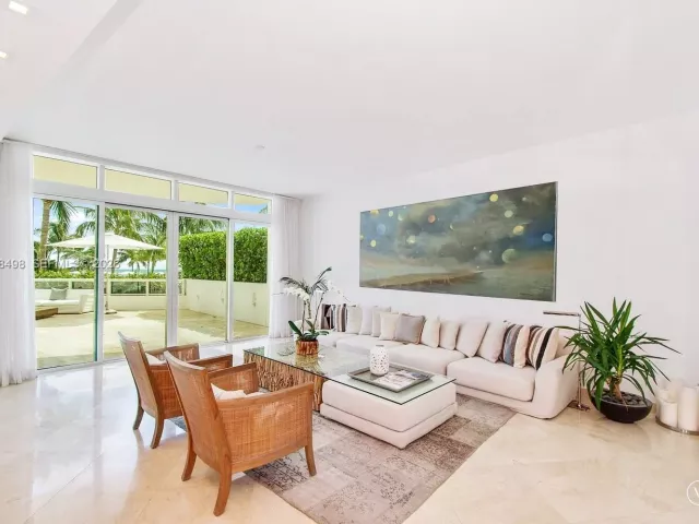 4-bedroom home for rent in Miami Beach - 50 S Pointe Dr TWN2 - MondialRealty