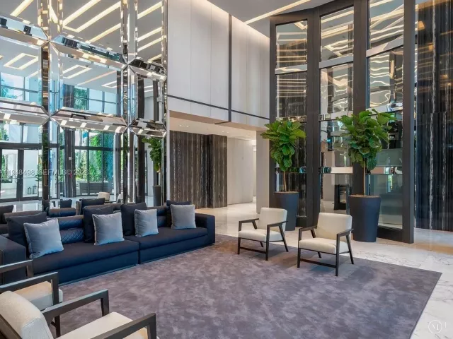 4-bedroom home for rent in Miami Beach - 50 S Pointe Dr TWN2 - MondialRealty