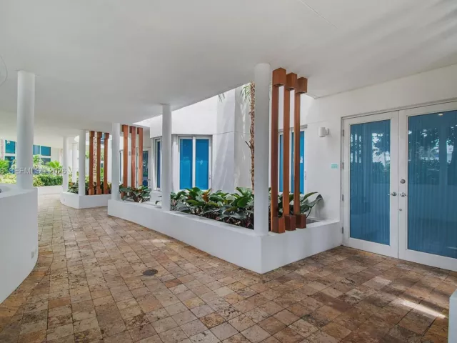 4-bedroom home for rent in Miami Beach - 50 S Pointe Dr TWN2 - MondialRealty