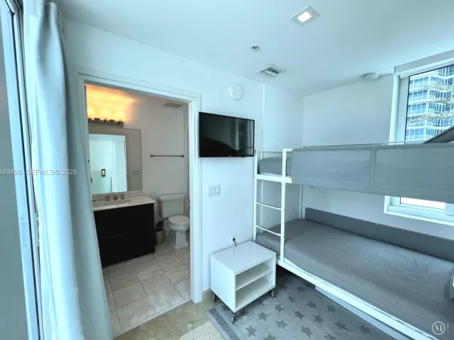 4-bedroom home for rent in Miami Beach - 50 S Pointe Dr TWN2 - MondialRealty