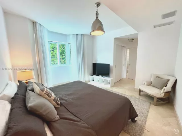 4-bedroom home for rent in Miami Beach - 50 S Pointe Dr TWN2 - MondialRealty