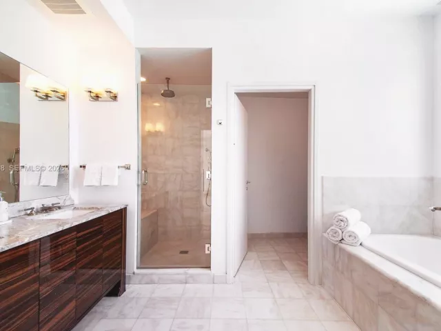 4-bedroom home for rent in Miami Beach - 50 S Pointe Dr TWN2 - MondialRealty