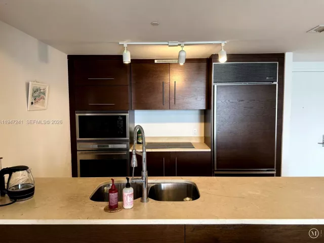 1-bedroom condo for sale in Miami - 465 Brickell Ave 2906 - MondialRealty