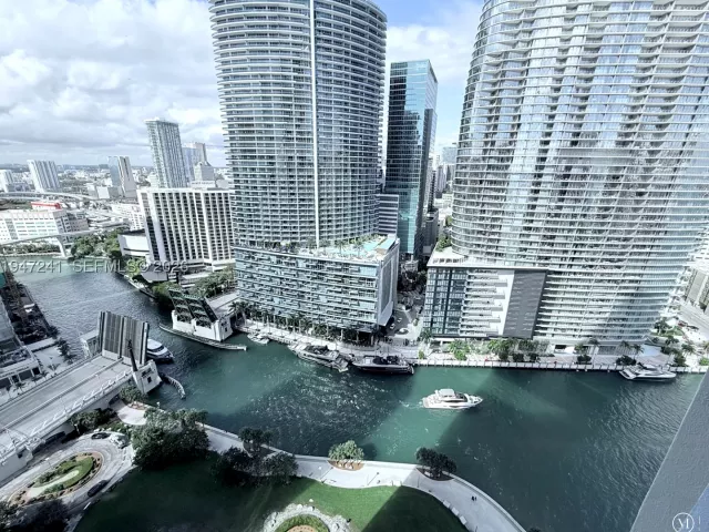 1-bedroom condo for sale in Miami - 465 Brickell Ave 2906 - MondialRealty
