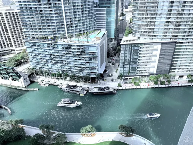 1-bedroom condo for sale in Miami - 465 Brickell Ave 2906 - MondialRealty