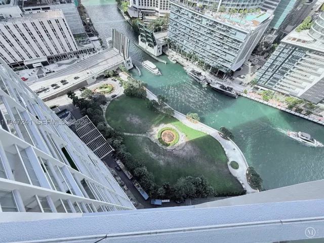 1-bedroom condo for sale in Miami - 465 Brickell Ave 2906 - MondialRealty