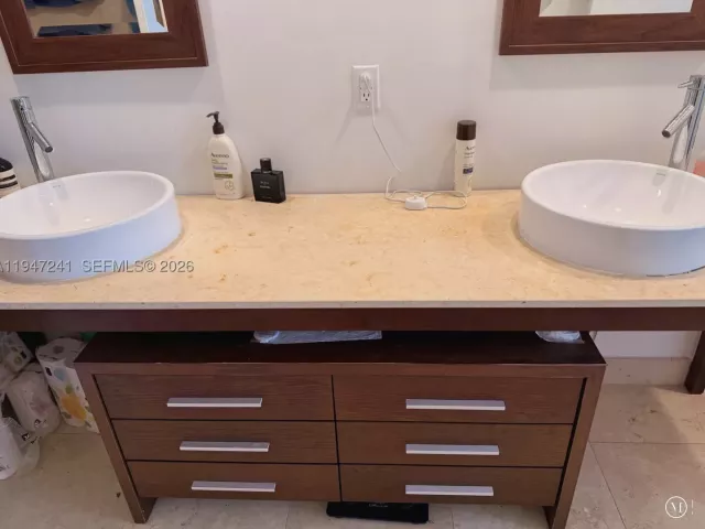 1-bedroom condo for sale in Miami - 465 Brickell Ave 2906 - MondialRealty