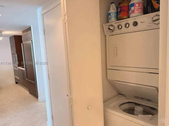 1-bedroom condo for sale in Miami - 465 Brickell Ave 2906 - MondialRealty