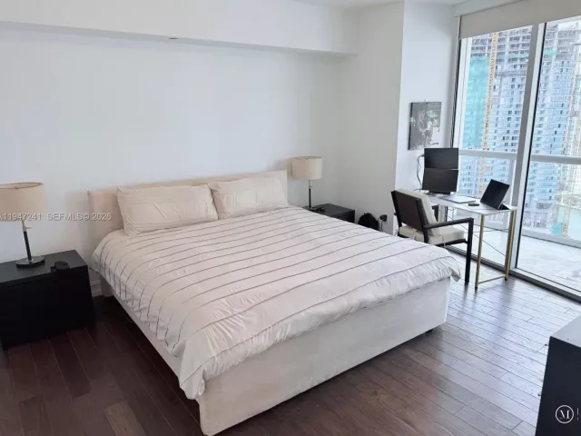 1-bedroom condo for sale in Miami - 465 Brickell Ave 2906 - MondialRealty