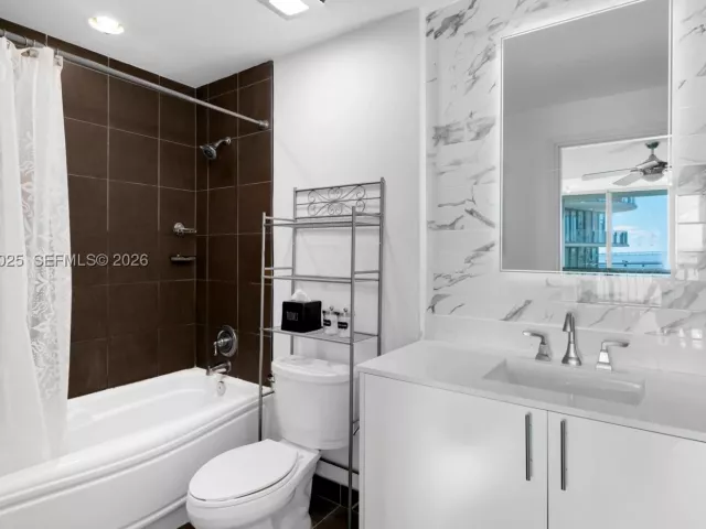 1-bedroom condo for sale in Miami - 300 S BISCAYNE BLVD L-410 - MondialRealty