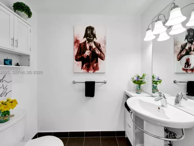 1-bedroom condo for sale in Miami - 300 S BISCAYNE BLVD L-410 - MondialRealty