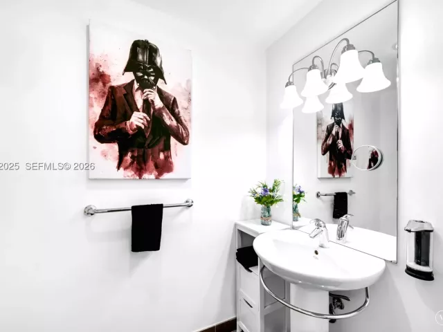 1-bedroom condo for sale in Miami - 300 S BISCAYNE BLVD L-410 - MondialRealty