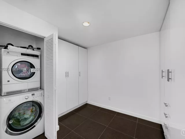 1-bedroom condo for sale in Miami - 300 S BISCAYNE BLVD L-410 - MondialRealty