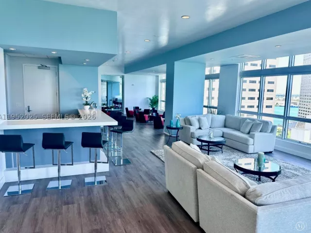 1-bedroom condo for sale in Miami - 300 S BISCAYNE BLVD L-410 - MondialRealty