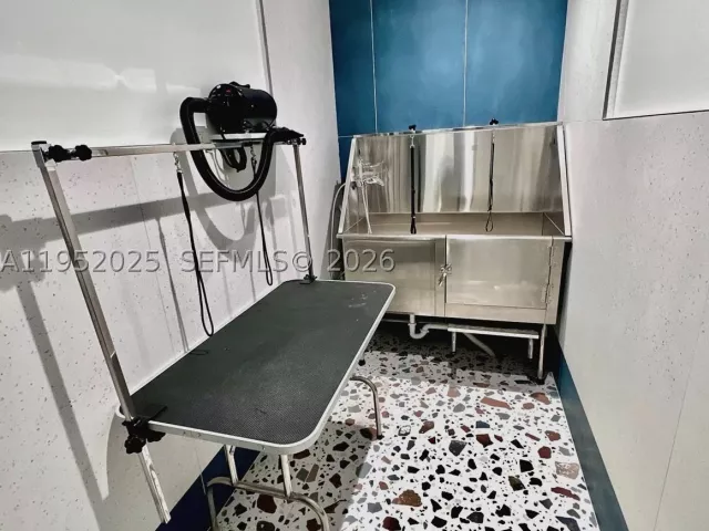 1-bedroom condo for sale in Miami - 300 S BISCAYNE BLVD L-410 - MondialRealty