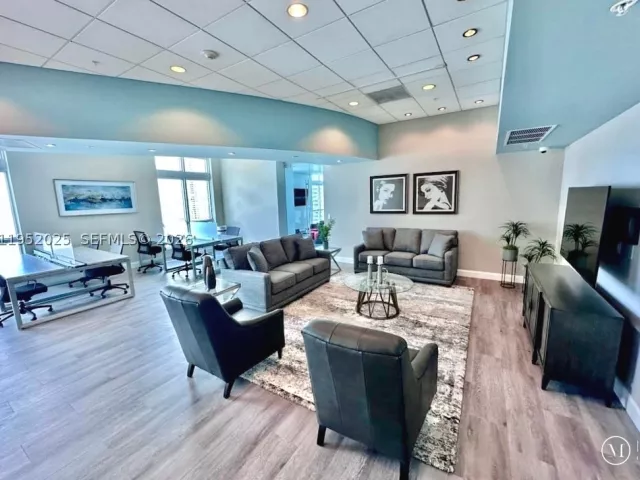 1-bedroom condo for sale in Miami - 300 S BISCAYNE BLVD L-410 - MondialRealty
