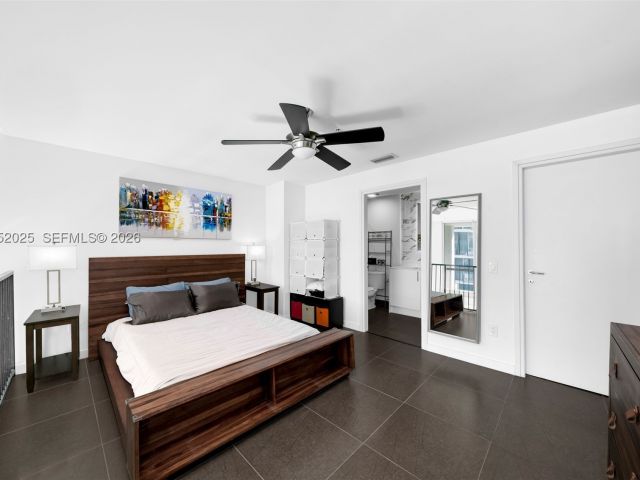 1-bedroom condo for sale in Miami - 300 S BISCAYNE BLVD L-410 - MondialRealty