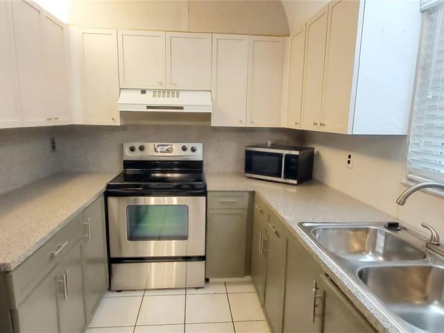 Home for rent at 4992 SW 123rd Ter 4992 - photo 7486976