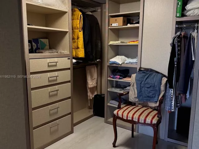 2-bedroom condo for sale in Sunny Isles Beach - 210 174th St 911 - MondialRealty