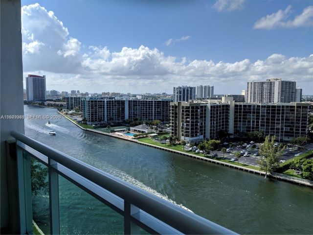 1-bedroom condo for rent in Hollywood - 3000 S Ocean Dr 1412 - MondialRealty