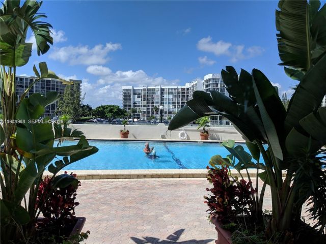 1-bedroom condo for rent in Hollywood - 3000 S Ocean Dr 1412 - MondialRealty