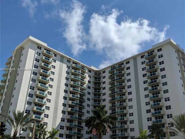 1-bedroom condo for rent in Hollywood - 3000 S Ocean Dr 1412 - MondialRealty