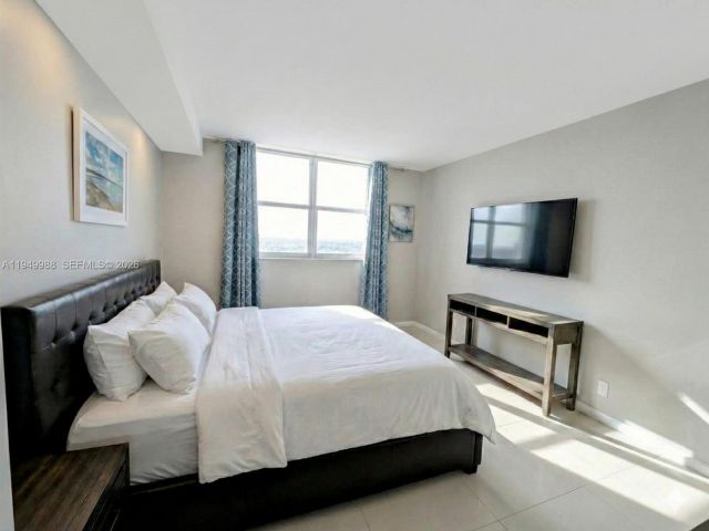 1-bedroom condo for rent in Hollywood - 3000 S Ocean Dr 1412 - MondialRealty