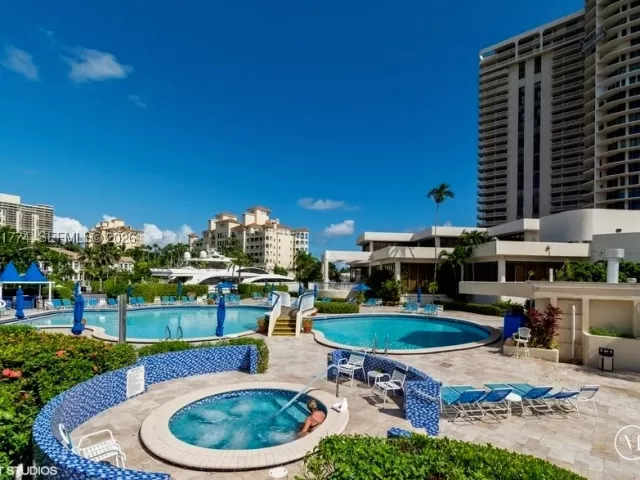 2-bedroom condo for sale in Aventura - 19707 Turnberry Way 4H - MondialRealty