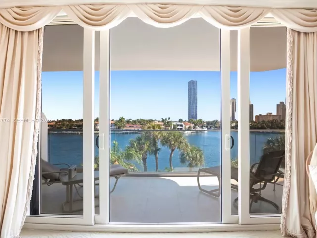 2-bedroom condo for sale in Aventura - 19707 Turnberry Way 4H - MondialRealty