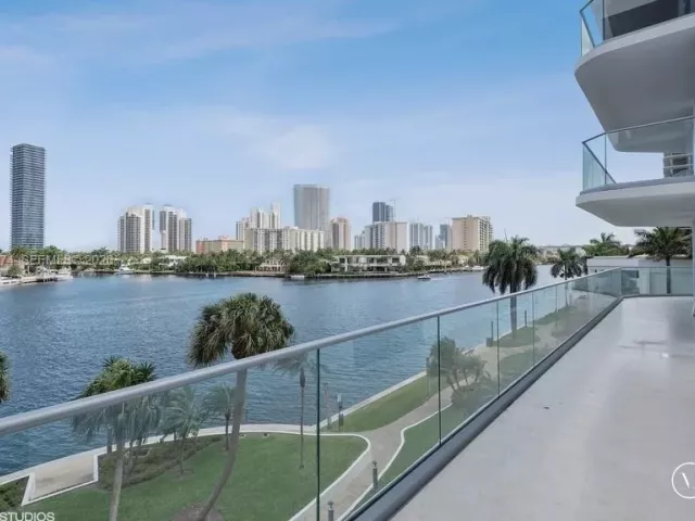 2-bedroom condo for sale in Aventura - 19707 Turnberry Way 4H - MondialRealty