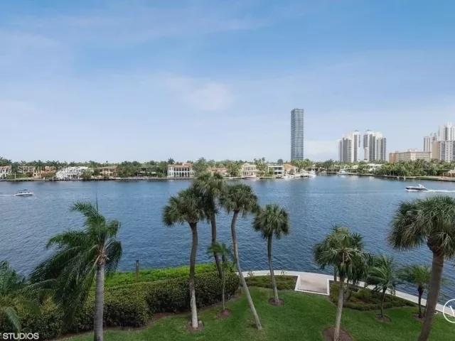2-bedroom condo for sale in Aventura - 19707 Turnberry Way 4H - MondialRealty