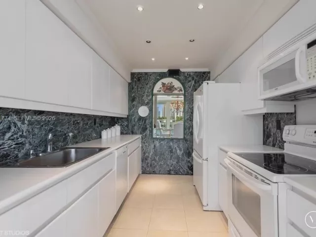 2-bedroom condo for sale in Aventura - 19707 Turnberry Way 4H - MondialRealty